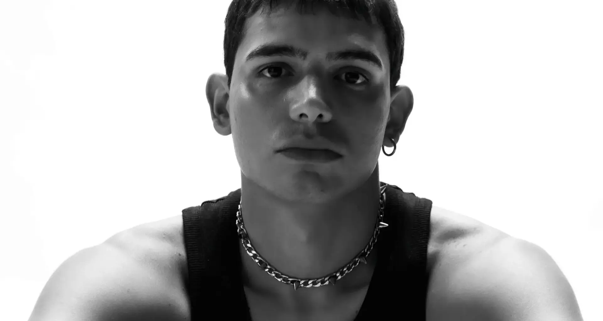 EroCaddeo, il primo album “scrivimi quando arrivi (punto)” è il racconto di un’intera generazione