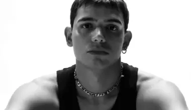 EroCaddeo, il primo album “scrivimi quando arrivi (punto)” è il racconto di un’intera generazione