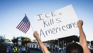 Negli Stati Uniti ci sono state proteste in molte città contro l'agenzia federale per l'immigrazione, per l'uccisione di Renee Nicole Good