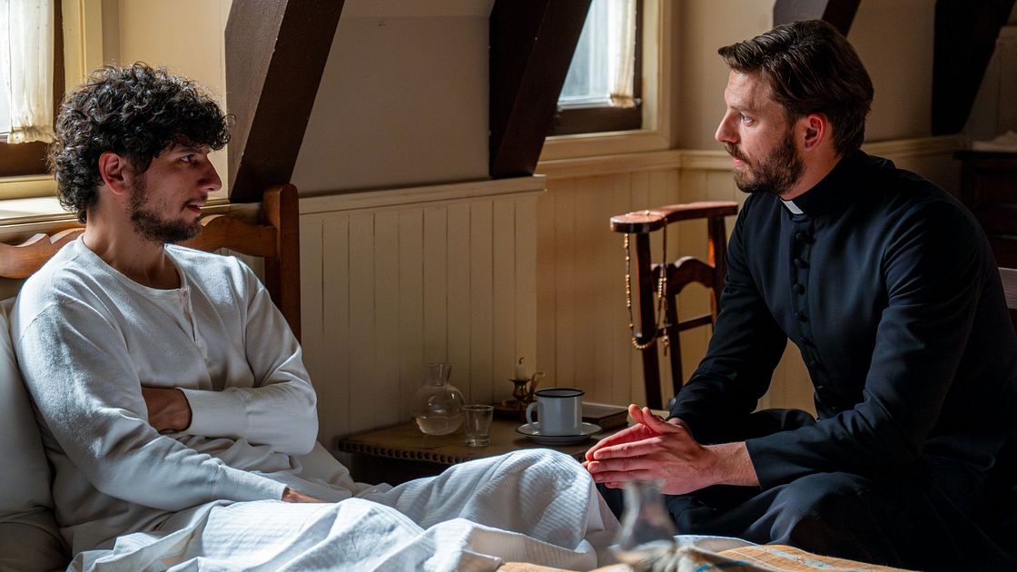 Tono e Padre Samuel in una scena de La Promessa