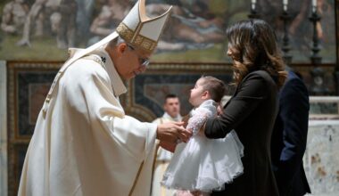 Leone XIV battezza 20 bambini: "La fede, un bene essenziale per vivere"
