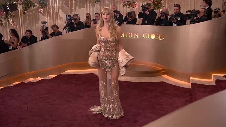 Jennifer Lawrence arriva in abito trasparente ai Golden Globes