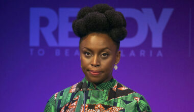 La più famosa scrittrice nigeriana ha accusato un ospedale privato di Lagos per la morte del figlio