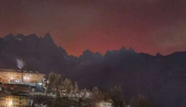 L'aurora boreale colora di rosso il cielo sulle Dolomiti: la foto subito virale - Dolomiti