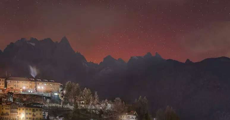 L'aurora boreale colora di rosso il cielo sulle Dolomiti: la foto subito virale - Dolomiti