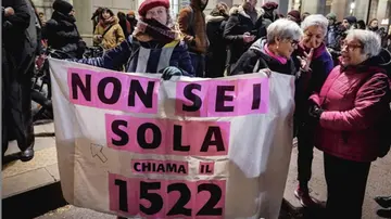 Il figlio 20enne salva la mamma dalla violenza sessuale e fa arrestare il padre