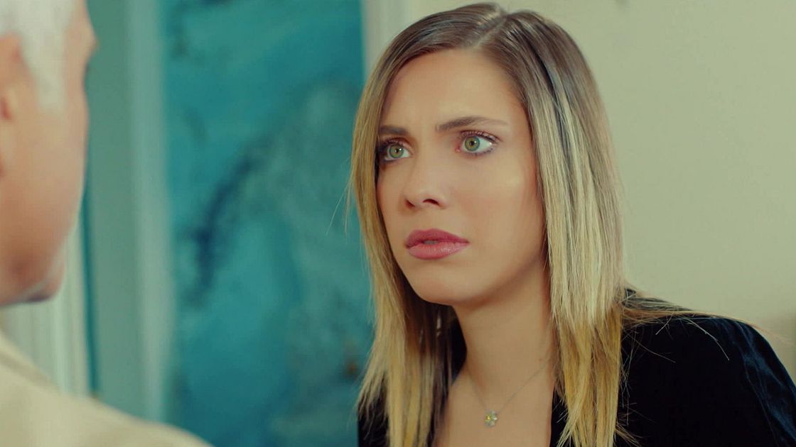 Eda Ece (Yildiz) in una scena di Forbidden Fruit