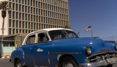 Un'auto di fronte all'ambasciata statunitense a Cuba, nel 2022. (AP Photo / Ramon Espinosa)
