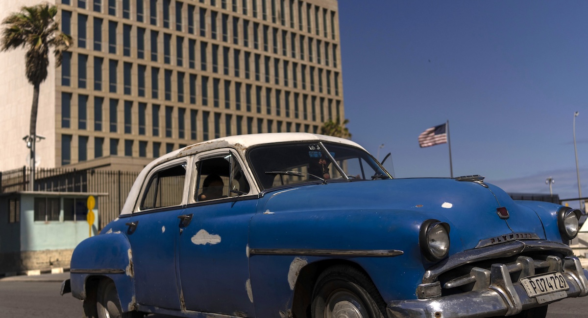 Un'auto di fronte all'ambasciata statunitense a Cuba, nel 2022. (AP Photo / Ramon Espinosa)
