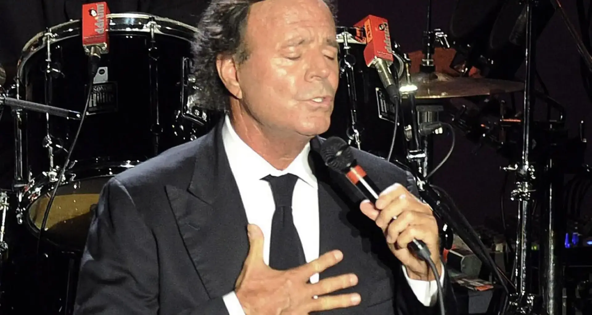 Julio Iglesias accusato di aggressioni sessuali da due ex dipendenti: «Abusi, violenze e terrore»