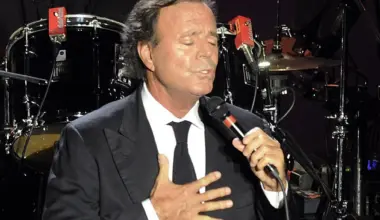 Julio Iglesias accusato di aggressioni sessuali da due ex dipendenti: «Abusi, violenze e terrore»