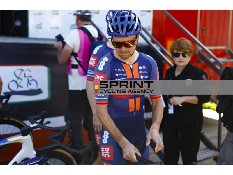 ADDII AL CICLISMO, ANCHE COMBAUD E GRØNDAHL JANSEN APPENDONO LA BICI AL CHIODO