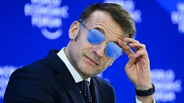 Perché Macron porta gli occhiali da sole: quel “problema alla vista” dietro alla nuova immagine del presidente