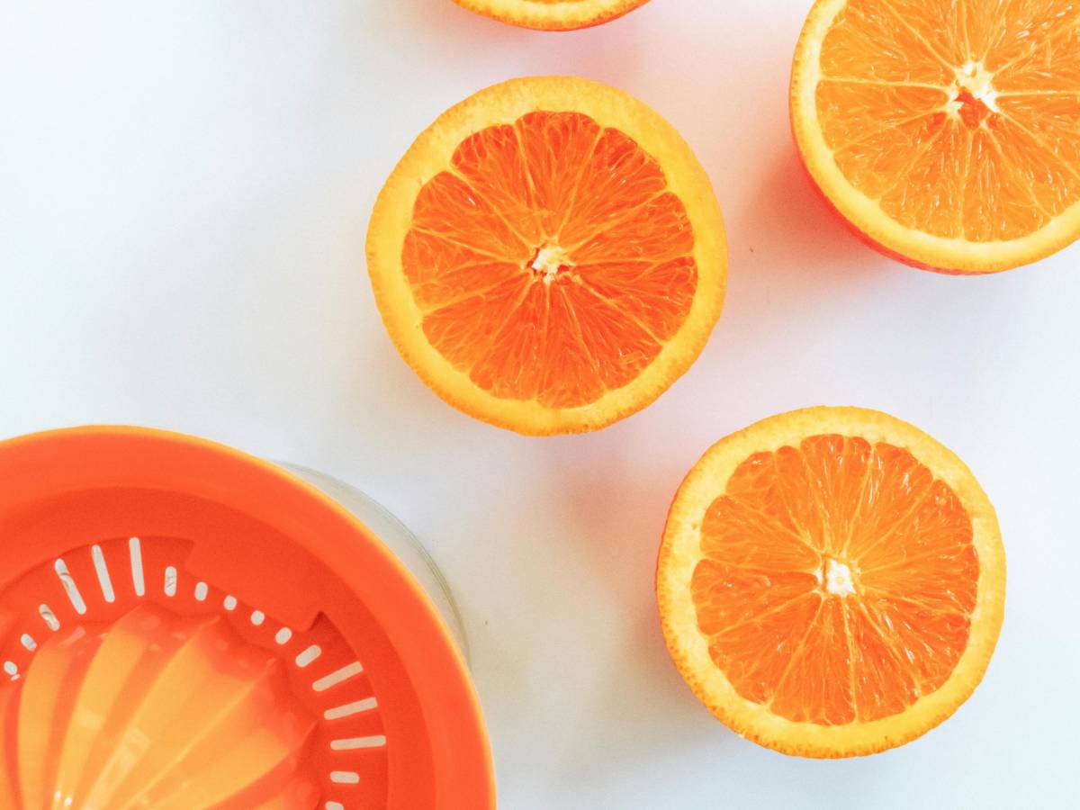 Assumere più vitamina C cambia la pelle: facilita la produzione di collagene e la rigenera