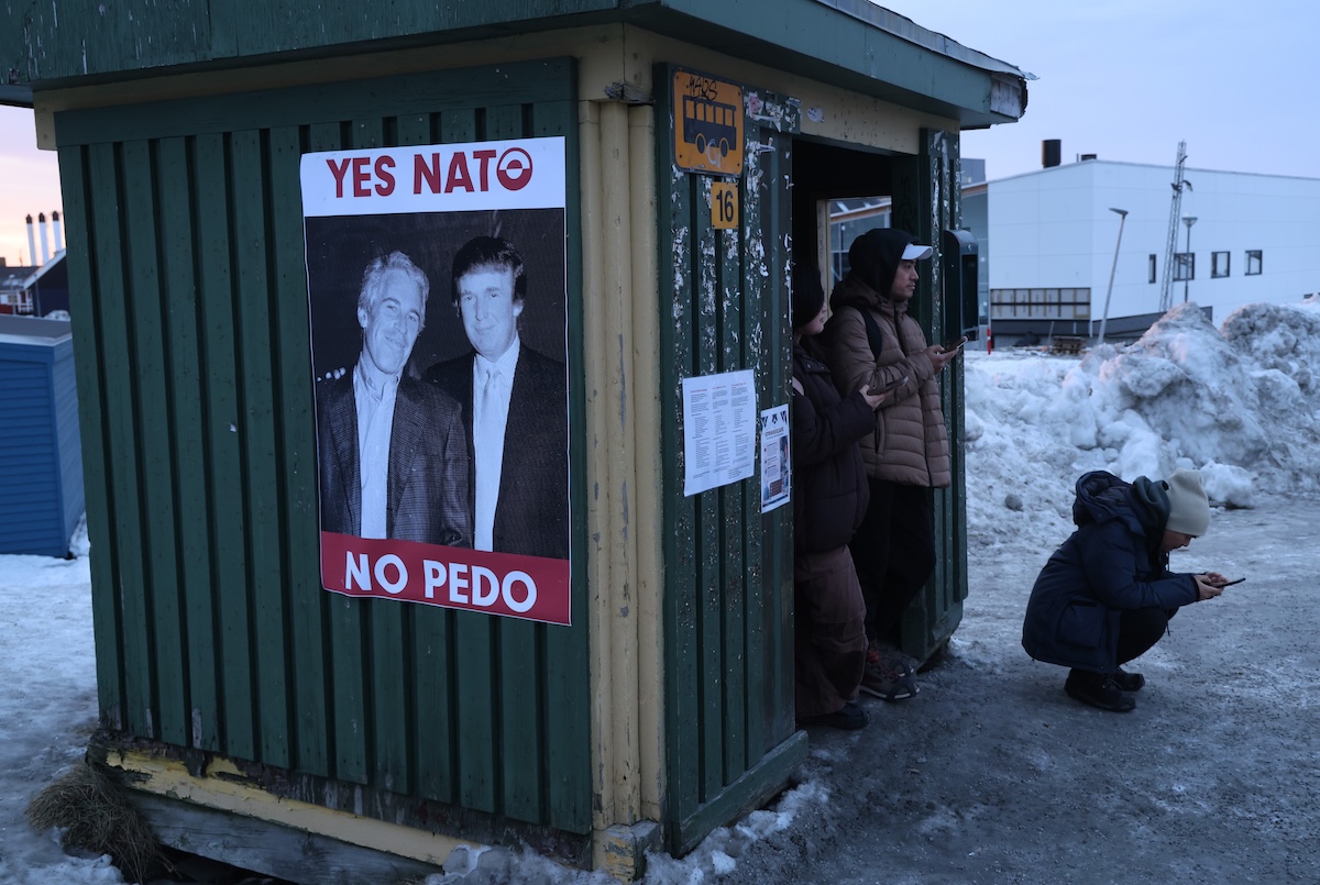 Un poster contro Trump, che lo mostra insieme a Jeffrey Epstein, e invece a favore della NATO su una fermata dell'autobus a Nuuk, in Groenlandia, il 24 gennaio 