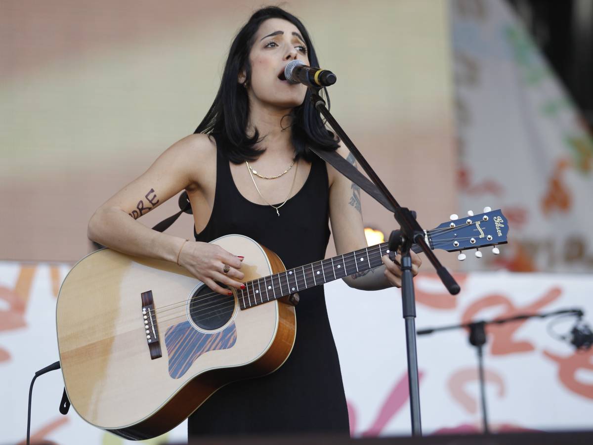 La ballata intensa su chi non sa parlar d'amore: "Ma io ci riesco"