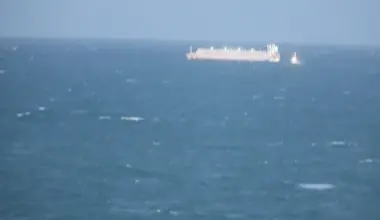 Nave alla deriva a Carloforte, due rimorchiatori al lavoro per il traino verso Cagliari