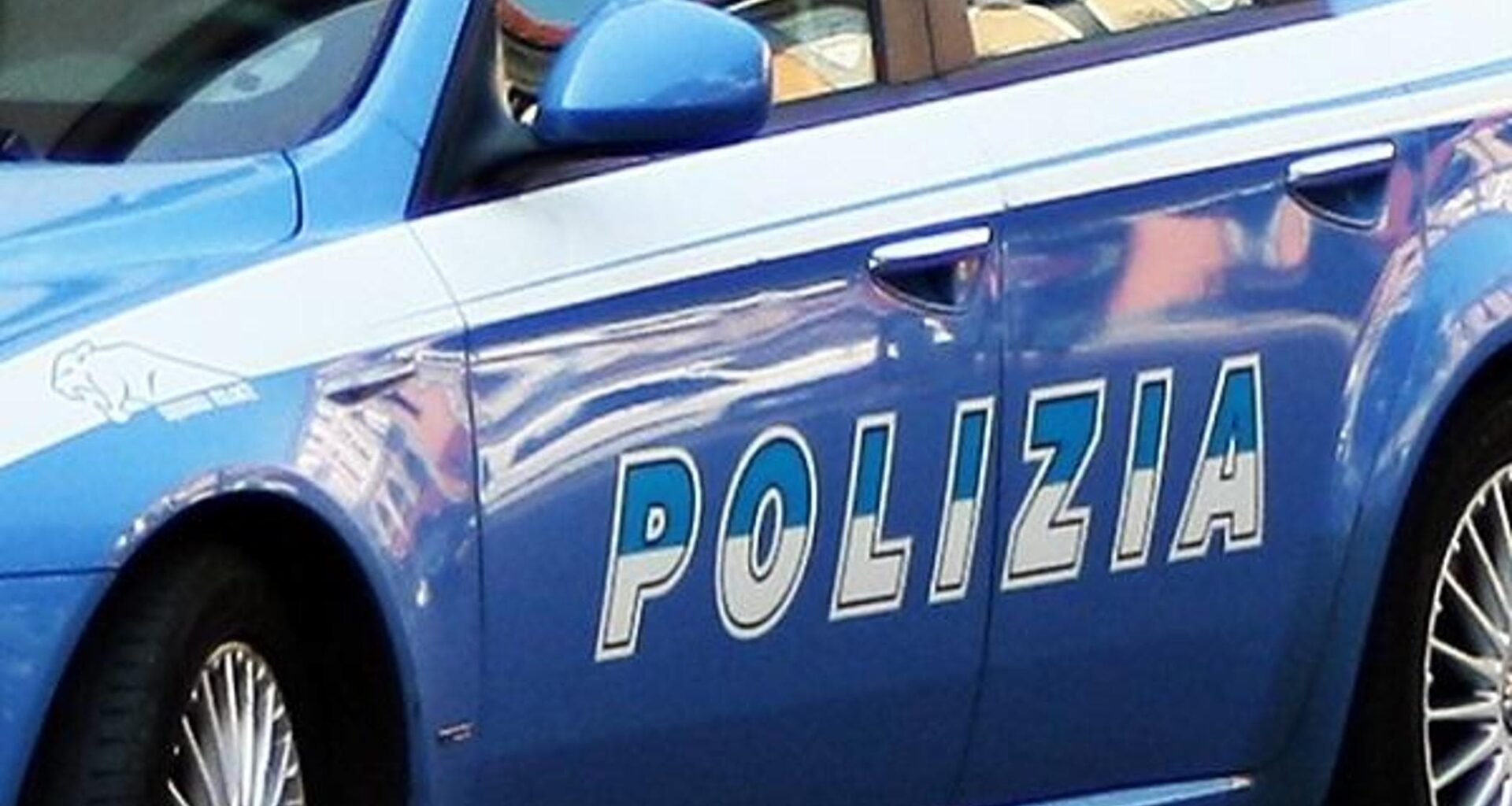 Napoli, donna ferita alla testa da un monopattino caduto dall'alto: “Lanciato da un parcheggio”