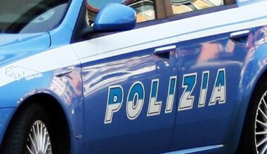 Napoli, donna ferita alla testa da un monopattino caduto dall'alto: “Lanciato da un parcheggio”