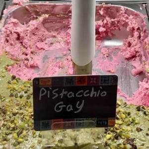 Bar di Catania espone il gusto gelato “Pistacchio gay”. Esplode la polemica