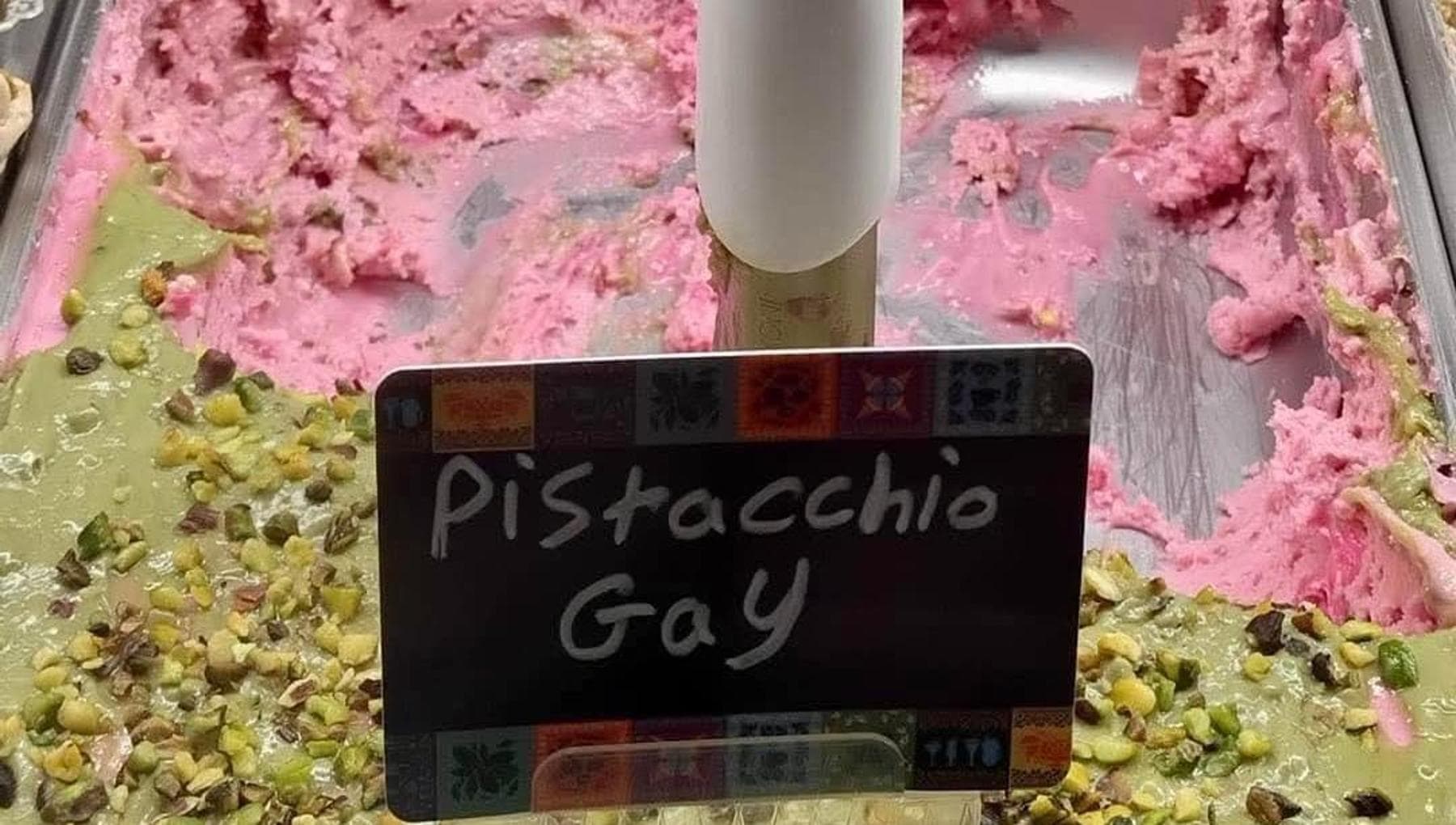 Bar di Catania espone il gusto gelato “Pistacchio gay”. Esplode la polemica