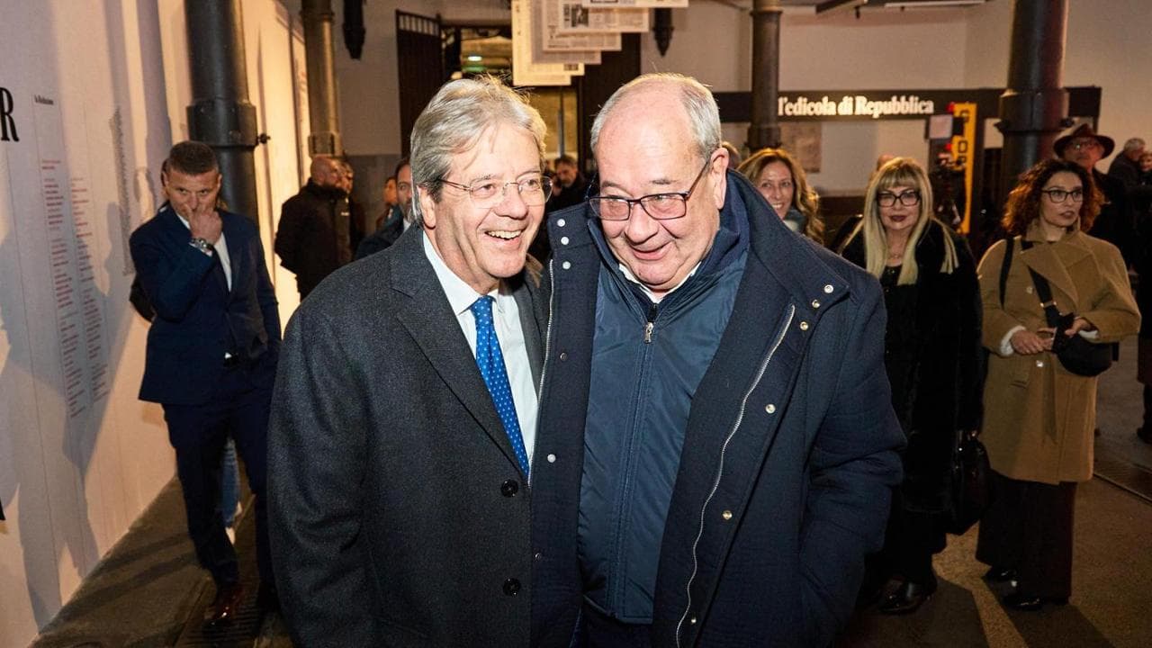 A sinistra l'ex premier Paolo Gentiloni