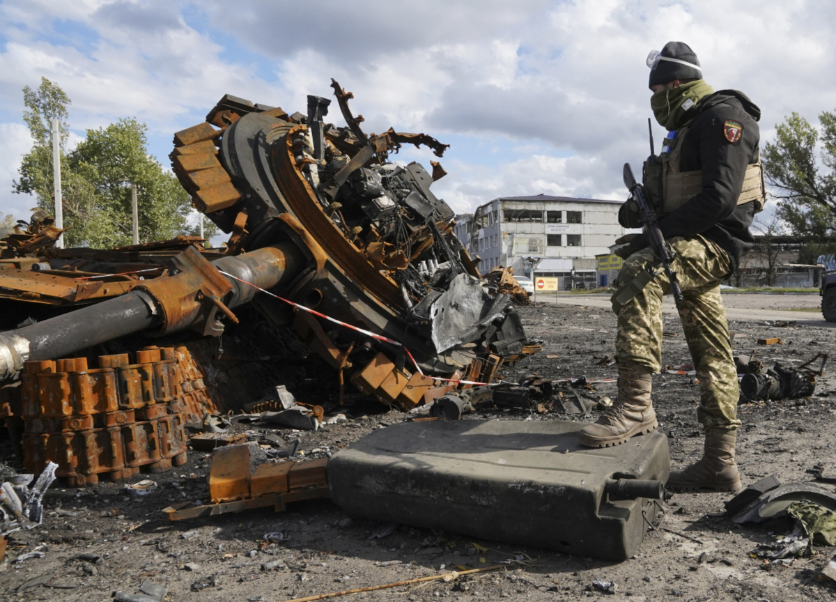 Ucraina in ginocchio, Kiev ammette: "I russi avanzano verso Pokrovsk con la tattica di uno alla volta"