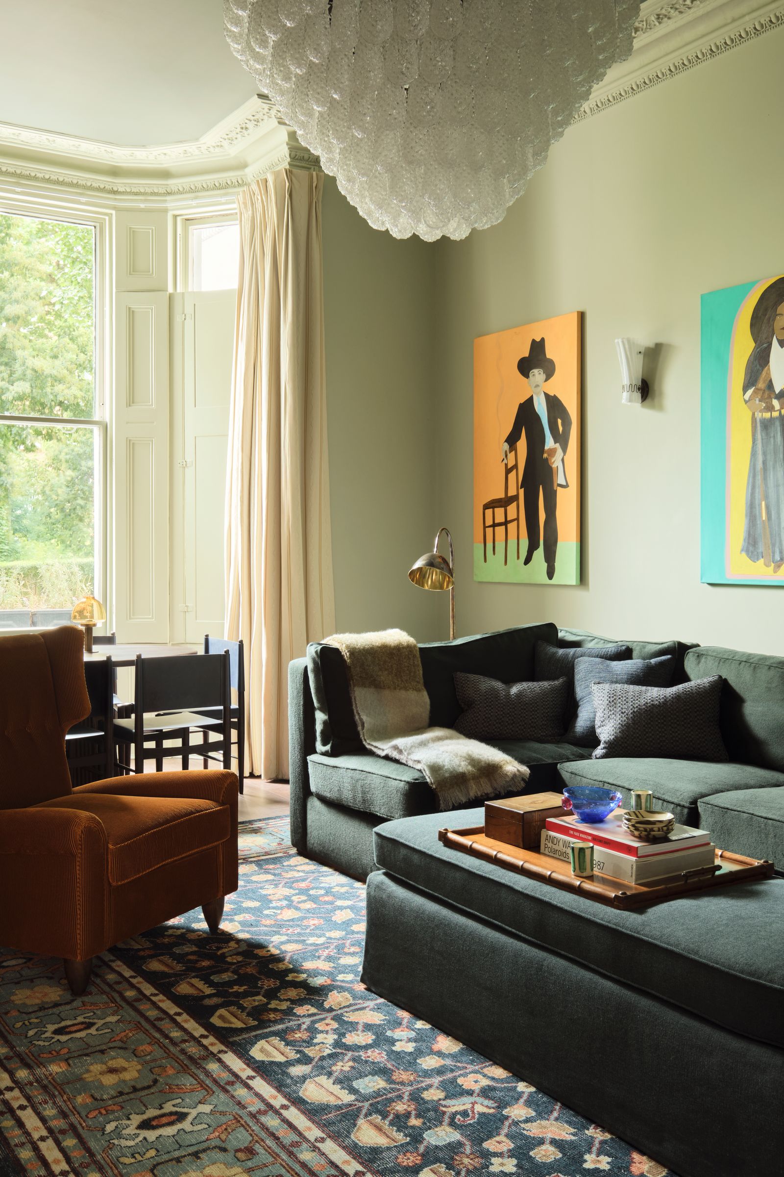 casa vittoriana living divano modulare in velluto verde pouf poltrona camino bovindo lampadario in vetro di murano zona...