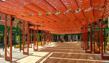 Una grande pergola disegna una piazza d'ombra