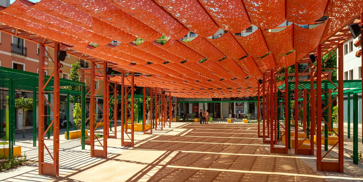 Una grande pergola disegna una piazza d'ombra