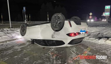 Auto si ribalta dopo l'incidente e viene abbandonata: è caccia agli occupanti