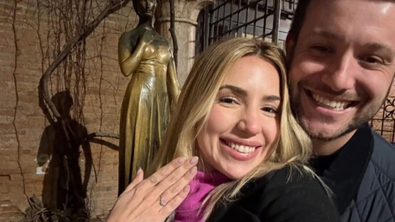 La polizia recupera l'anello di matrimonio e lui chiede alla fidanzata di sposarlo nell'ufficio denunce