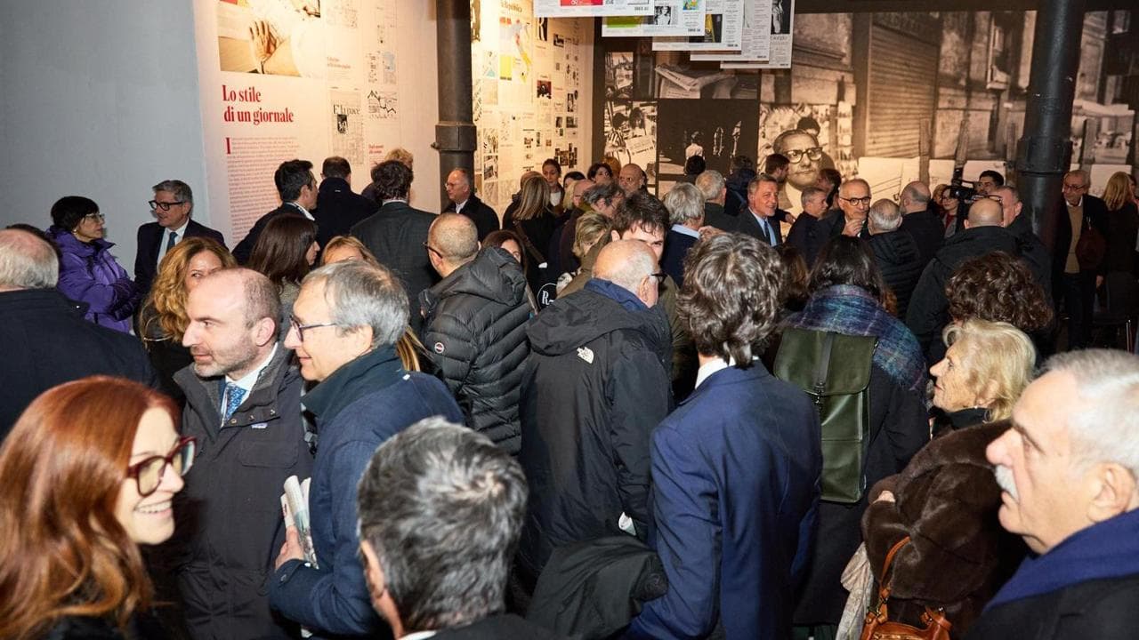 Folla all'anteprima della mostra dei primi 50 anni di Repubblica all'ex Mattatoio di Roma