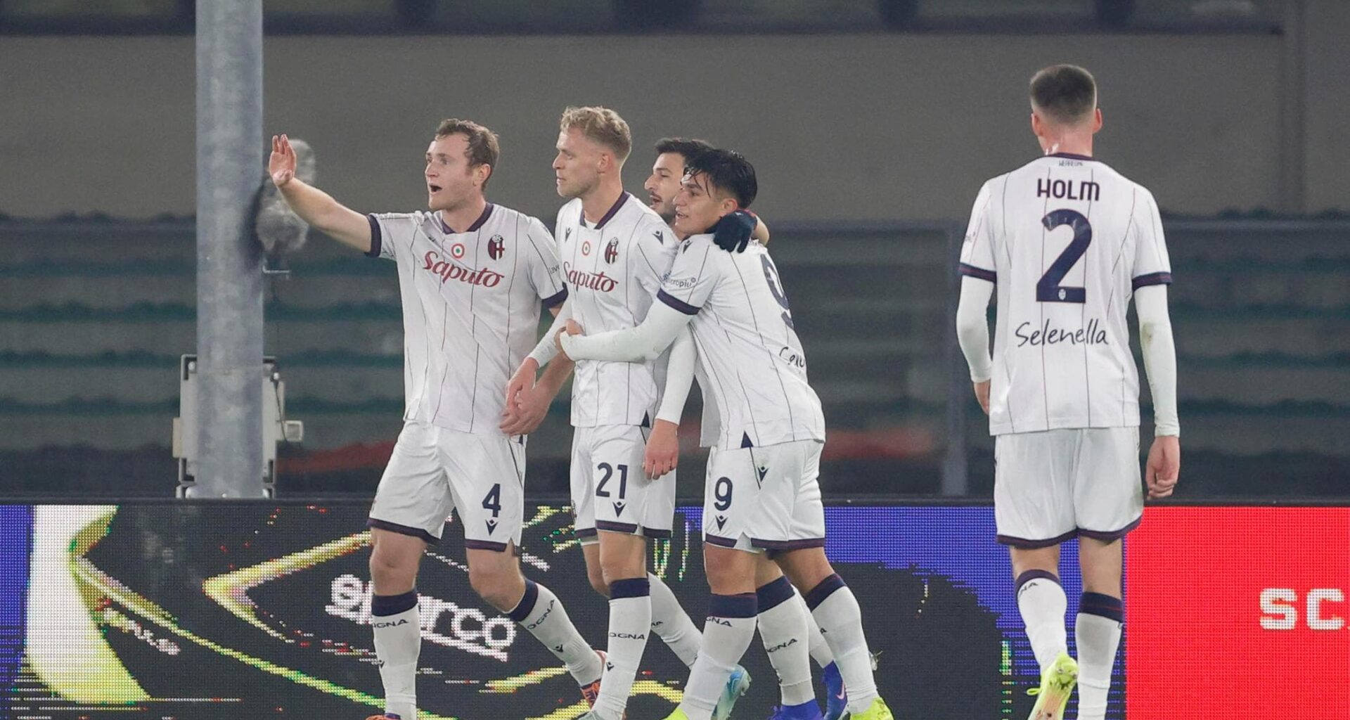 Verona-Bologna 2-3: la squadra di Italiano soffre ma torna alla vittoria e inguaia i gialloblù - la Repubblica