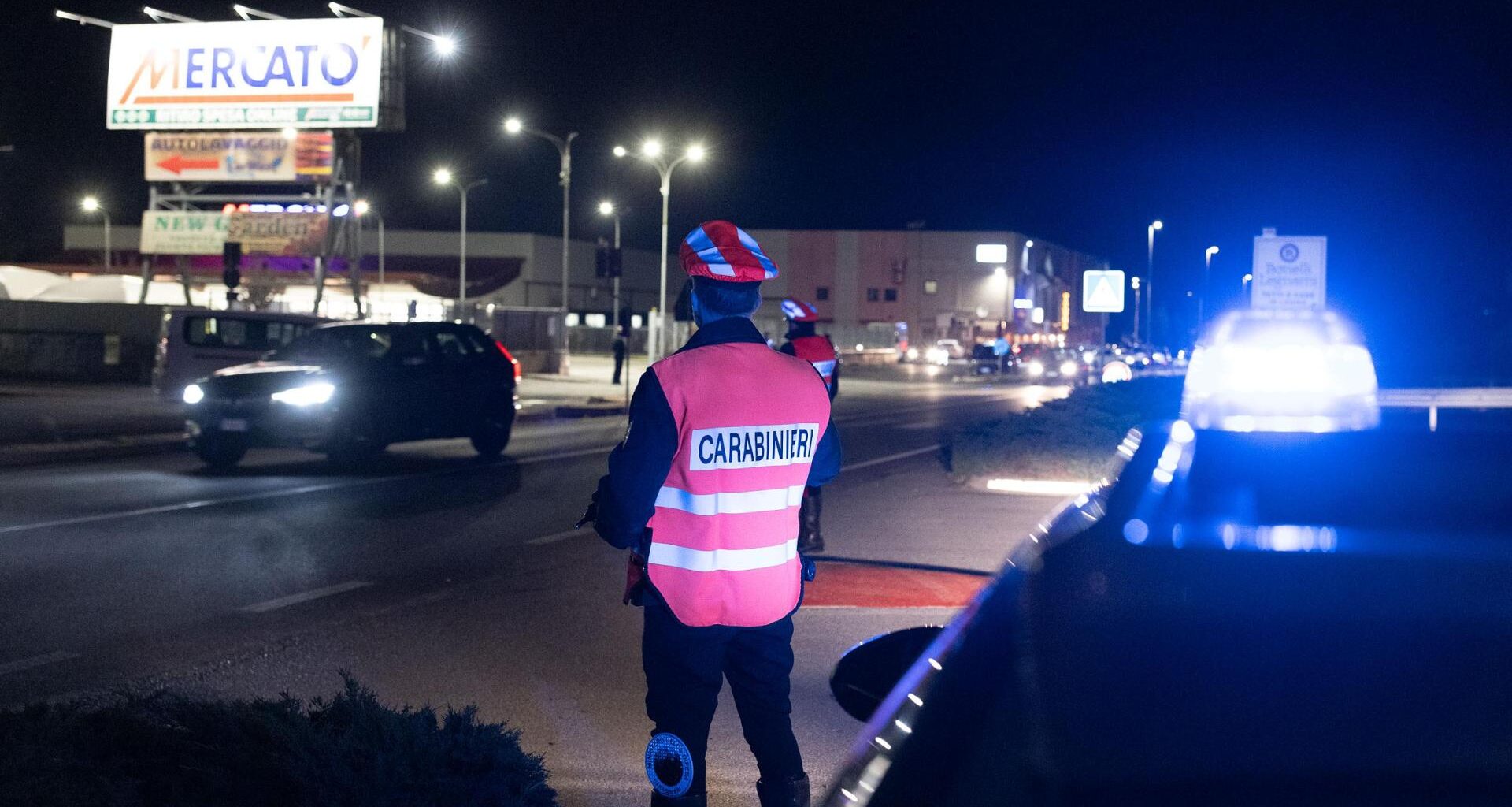 Incinta di otto mesi rinchiusa nel bagagliaio dal marito