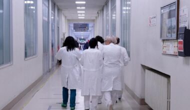 Medici in corsia fino a 72 anni, chi è in pensione può rientrare - la Repubblica