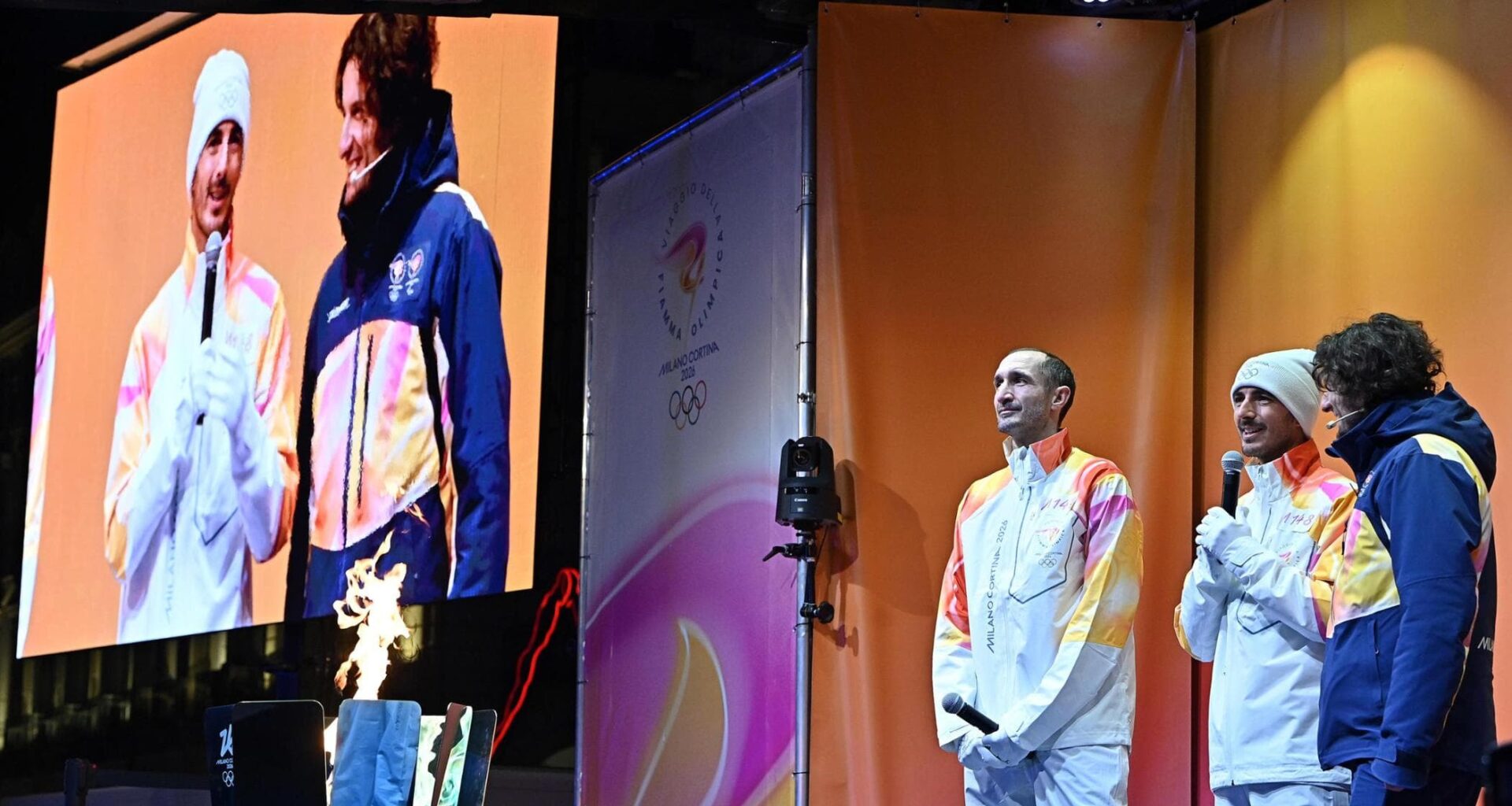 La corsa della fiamma olimpica a Torino, tra sorrisi e un po’ di nostalgia - la Repubblica