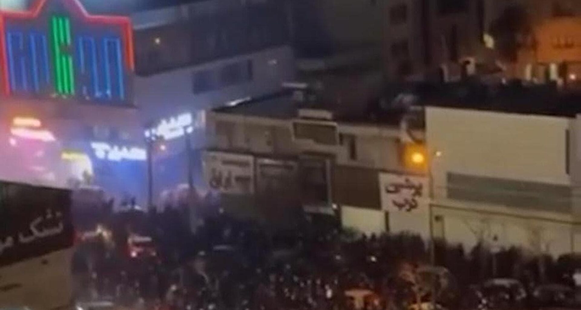 Iran: migliaia in piazza, bloccato internet. Trump: “Non so se Pahlavi può governare” - la Repubblica