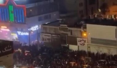 Iran: migliaia in piazza, bloccato internet. Trump: “Non so se Pahlavi può governare” - la Repubblica