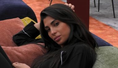 Grande Fratello, Rasha furiosa contro una fan: "Prendo in giro Omer? Che vita triste che hai"