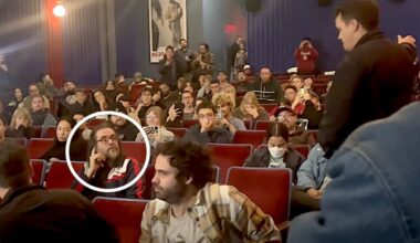 Il telefono è vietato nel cinema di Tarantino: un uomo lo usa e la polizia lo scorta fuori