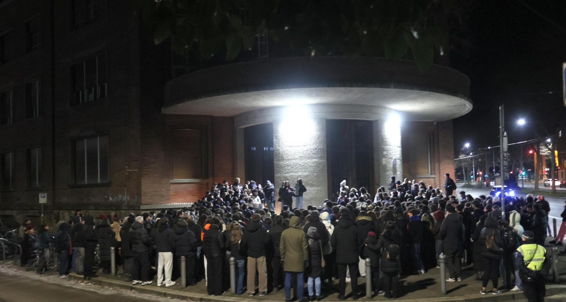 Il Righi si accende, centinaia alla fiaccolata per Giovanni: “E’ andato tutto nel verso sbagliato” - la Repubblica