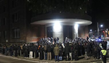 Il Righi si accende, centinaia alla fiaccolata per Giovanni: “E’ andato tutto nel verso sbagliato” - la Repubblica