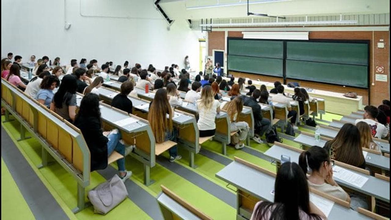 Prove in Italia, ammissione in Albania a 9mila euro l’anno. Lo strano caso degli iscritti a Medicina