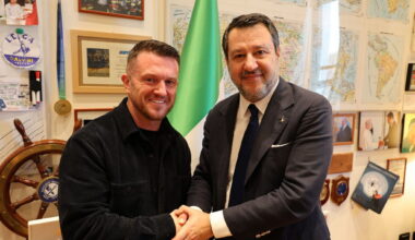 Selfie con neonazista, è bufera su Salvini: “Scambio di idee” - la Repubblica