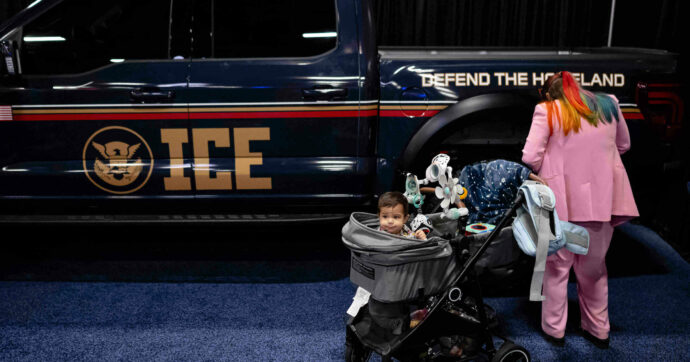 Usa, agenti dell’immigrazione uccidono una donna a Minneapolis: le hanno sparato mentre tentava di fuggire