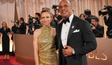 Un orologio tutto tempestato di diamanti dal valore di 1 milione di dollari: il look di Dwayne Johnson ai Golden Globe non passa inosservato