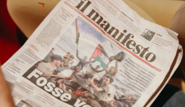 Gaza city. Una sfollata ripara la propria tenda danneggiata dalla pioggia, foto AP