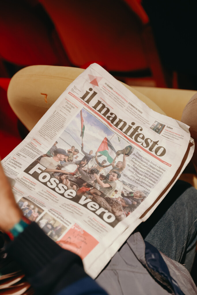 Gaza city. Una sfollata ripara la propria tenda danneggiata dalla pioggia, foto AP