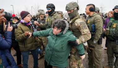 “Esecuzione a sangue freddo”, in piazza contro l’ICE a Minneapolis